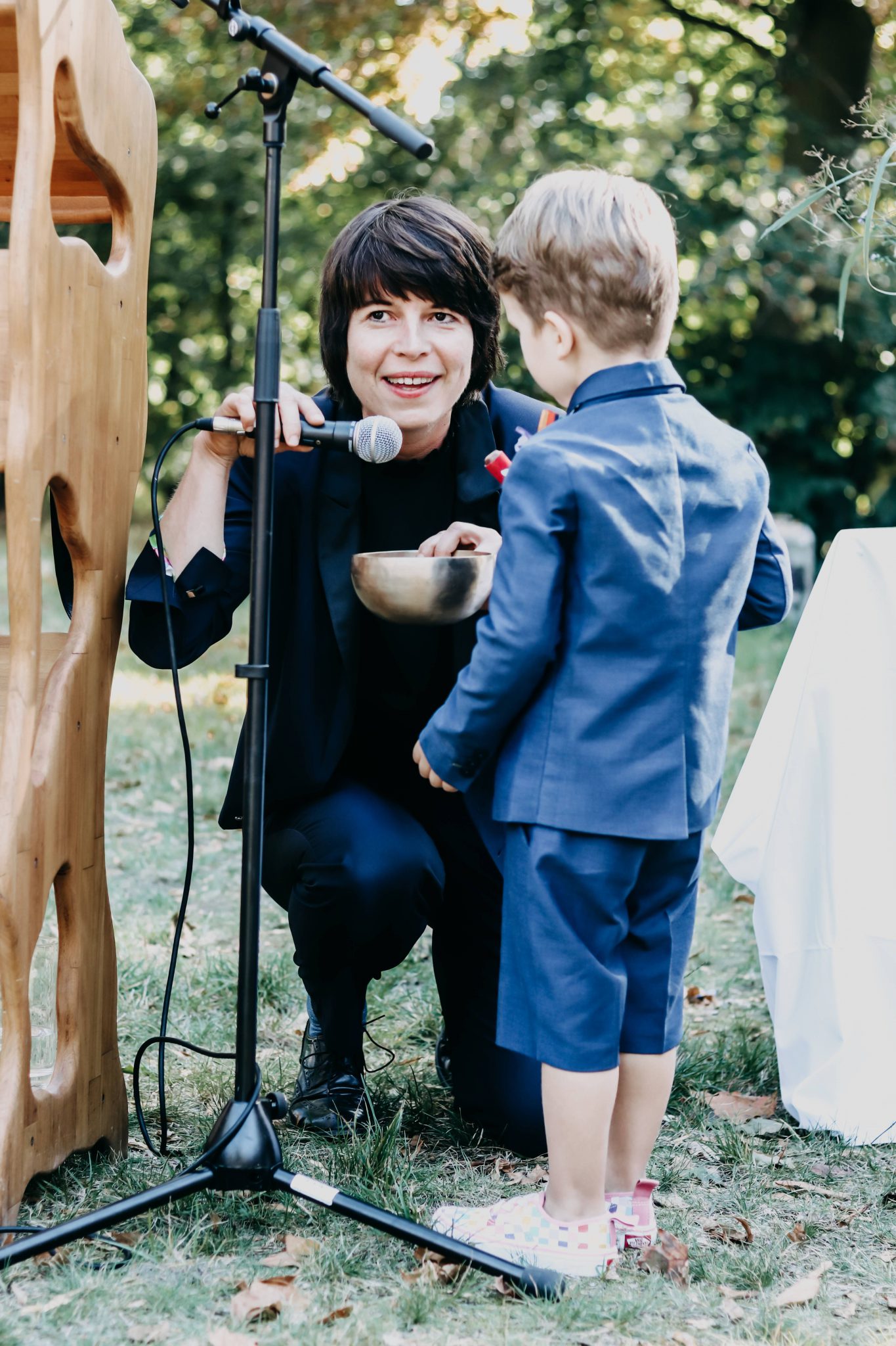 Katharina mit Kind bei einer Zeremonie