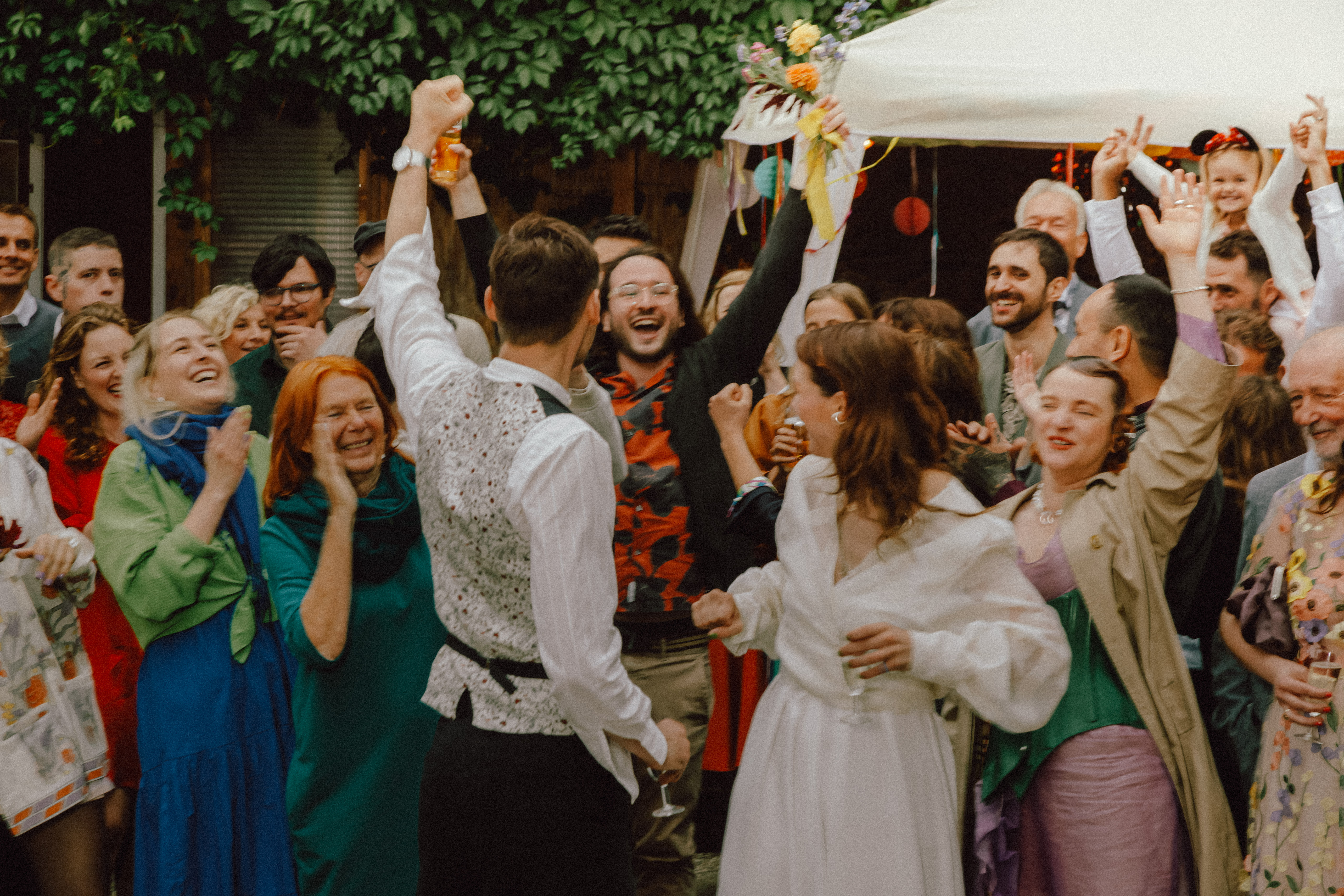 Glückliche Hochzeitsgesellschaft